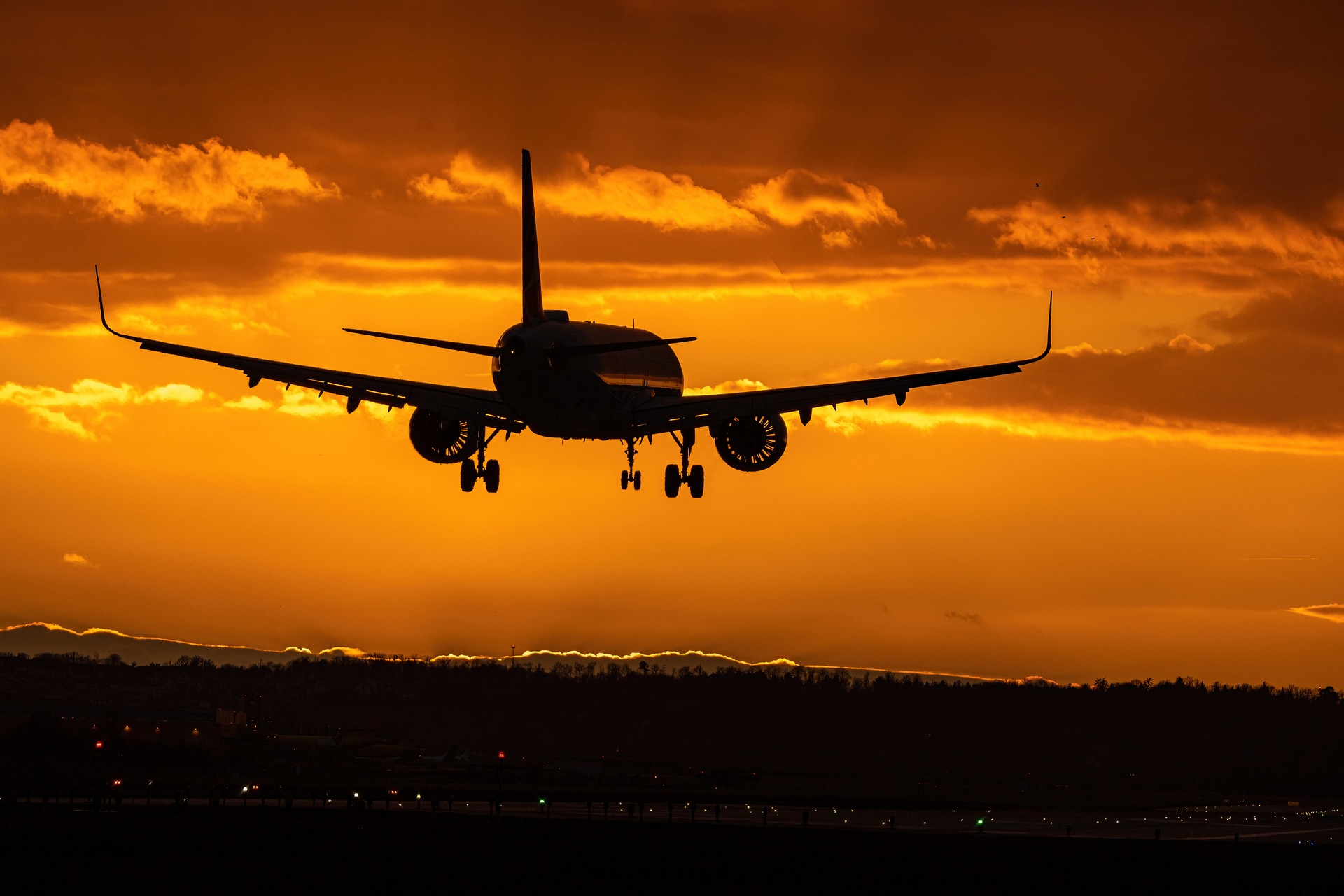 Avión en el atardecer